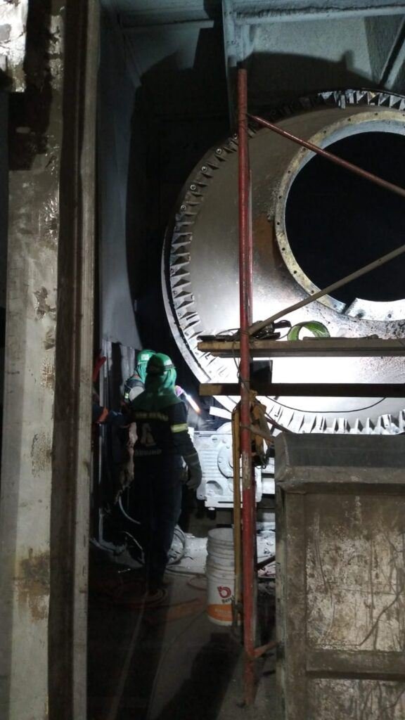 Técnico de Estamtek trabajando en el montaje de un horno rotativo